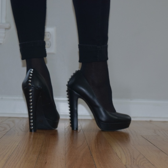 Women's Cosmopolitan Black Studded High Heel Pump Size 8.5 - Picture 3 of 6